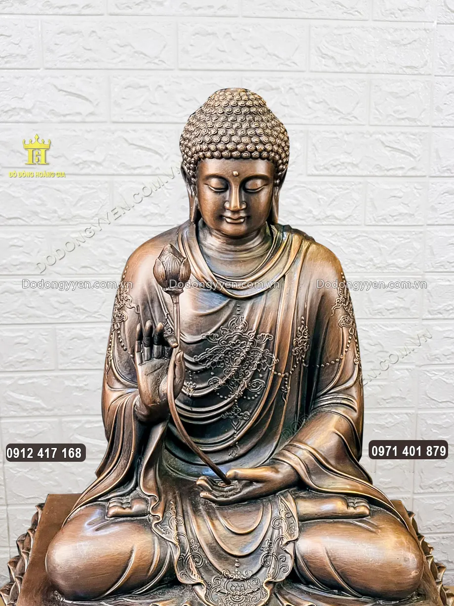 Ng&agrave;i được đ&uacute;c ngồi thiền theo thế kiết gi&agrave; tr&ecirc;n đ&agrave;i sen